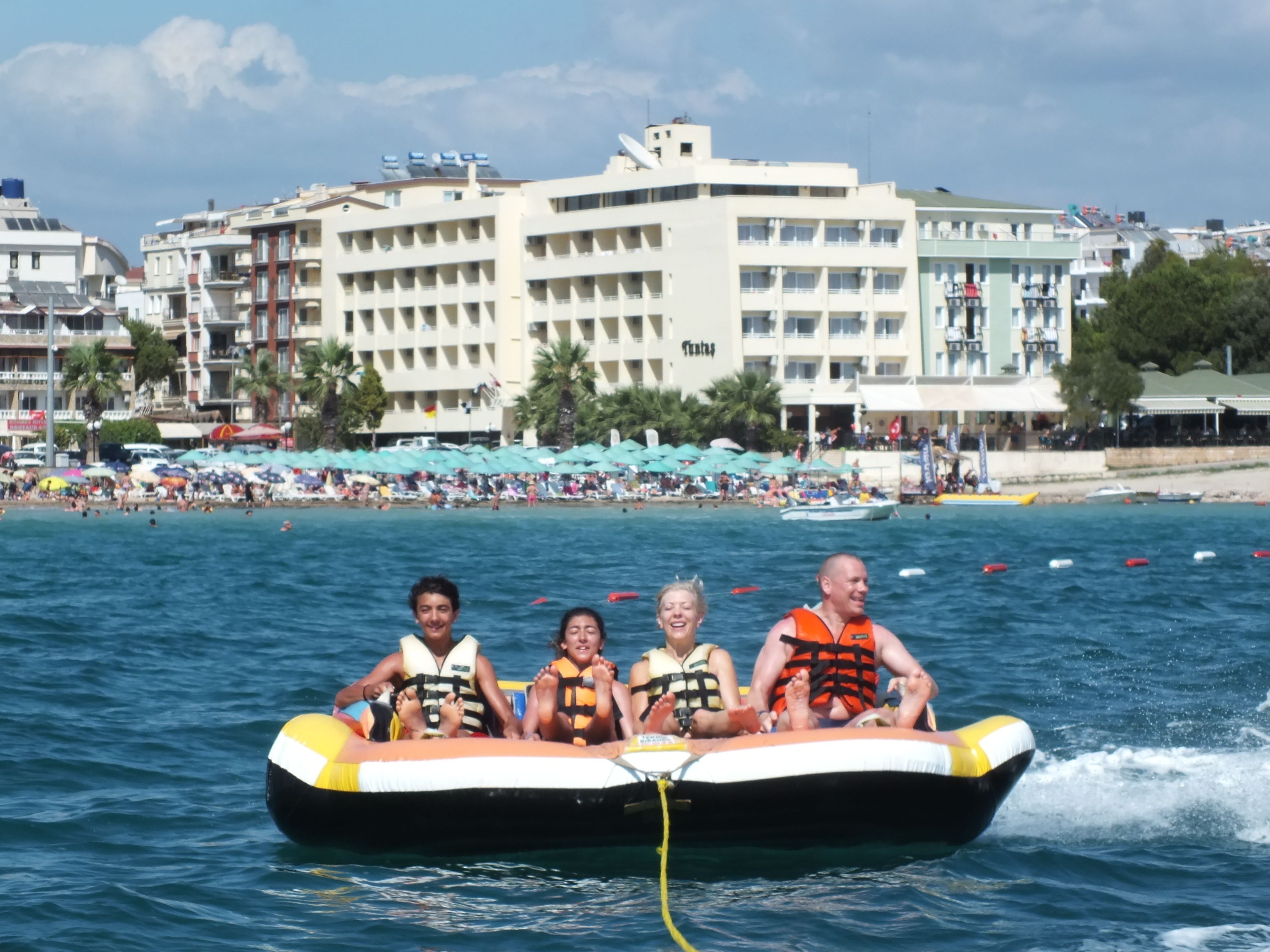 Un bateau transportant des passagers sur une plage.