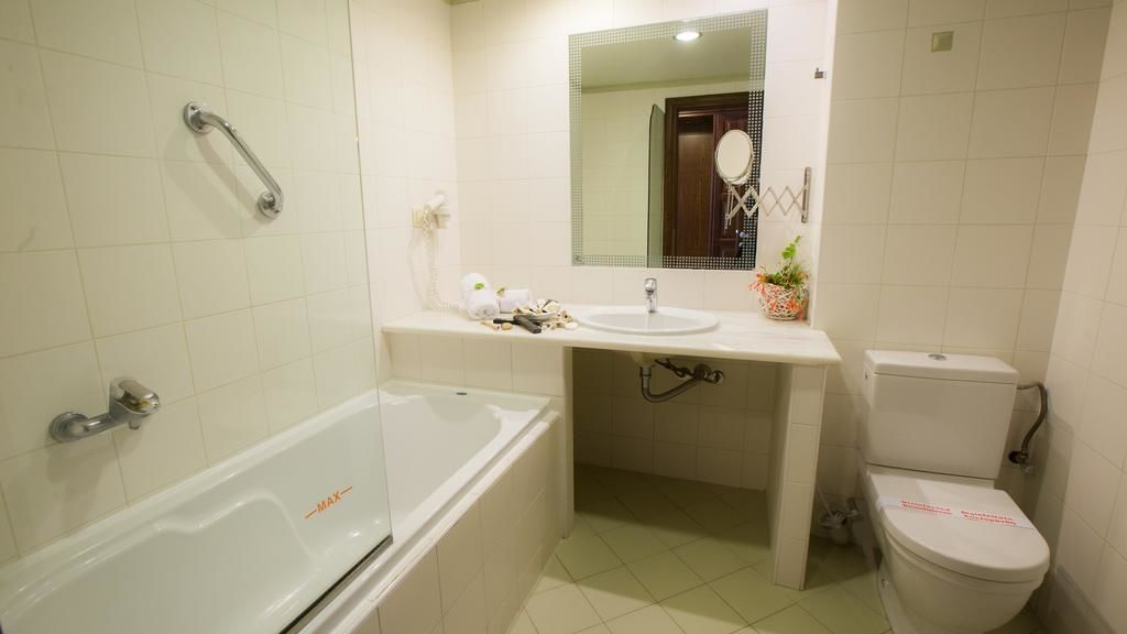 special offer - double or twin room with meteora view | bathroom | bathtub, free toiletries, hair dryer, towels