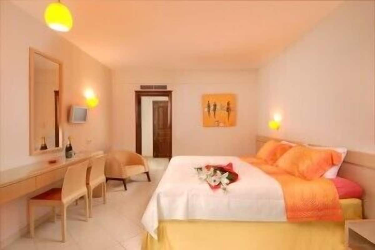 Luxe beddengoed, donzen dekbedden, een kluis op de kamer, een bureau