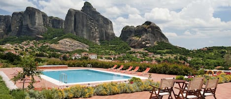 Piscina a l'aire lliure, para-sols i gandules