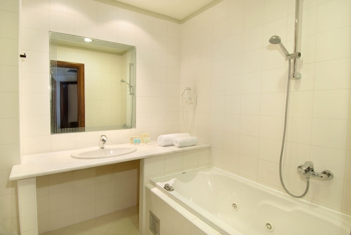 bathtub, free toiletries, hair dryer, towels