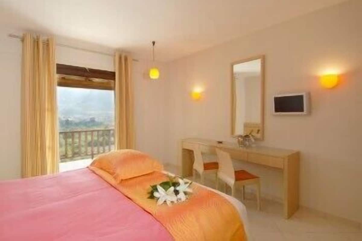 Luxe beddengoed, donzen dekbedden, een kluis op de kamer, een bureau