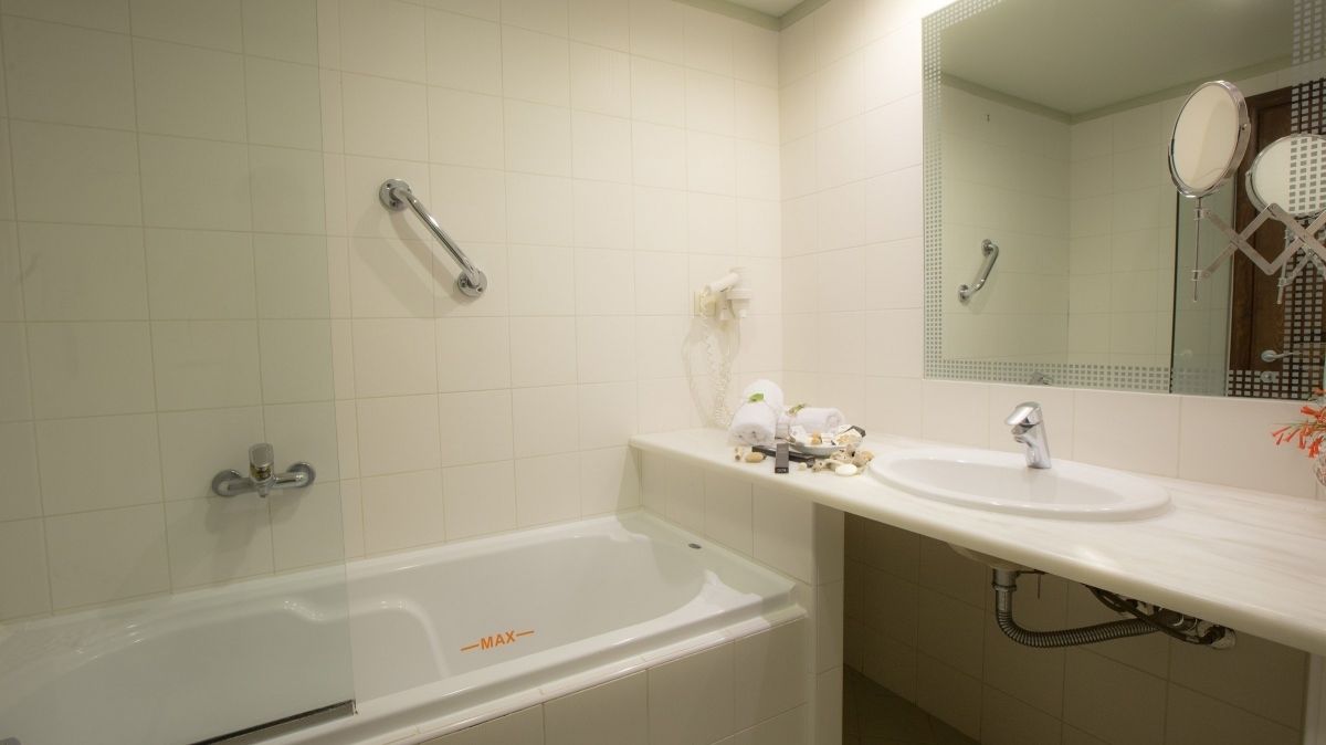 double room (meteora view) | bathroom | bathtub, free toiletries, hair dryer, towels