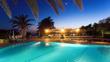 Piscina coperta, 2 piscine all'aperto