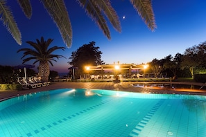 Una piscina techada, 2 piscinas al aire libre