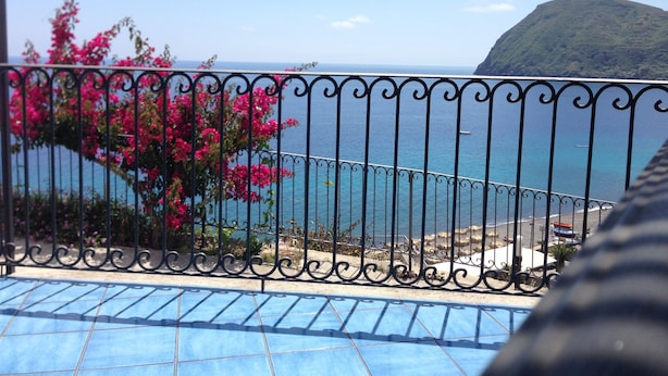 A balcony with a view of the sea and a mountain. - Oltremare (Lipari)