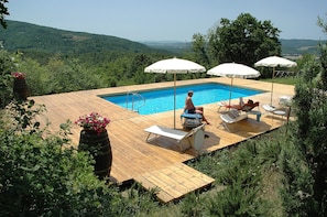 Departamento, alberca privada (XXX) | Alberca al aire libre | 4 albercas al aire libre, sombrillas en la alberca y camastros