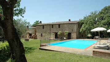 4 piscine all'aperto, ombrelloni da piscina, lettini