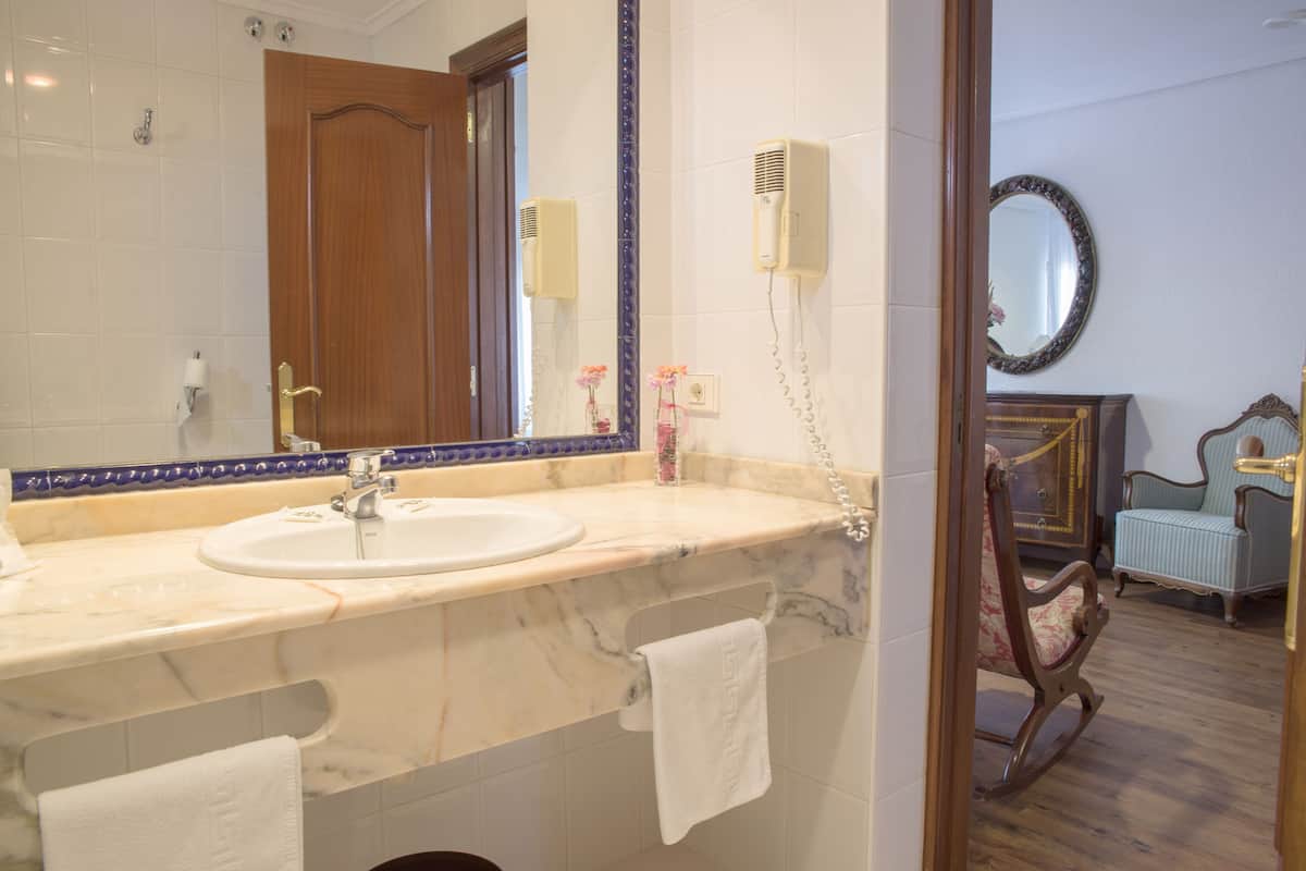 junior suite | bathroom | combined shower/bathtub, free toiletries, hair dryer, bidet