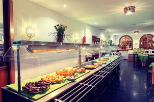 Se ofrece un desayuno bufé todos los días (por un coste adicional)