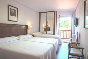 Phòng đôi (+ extra bed) | Trang trí khác biệt, trang bị nội thất với thiết kế riêng biệt, bàn 