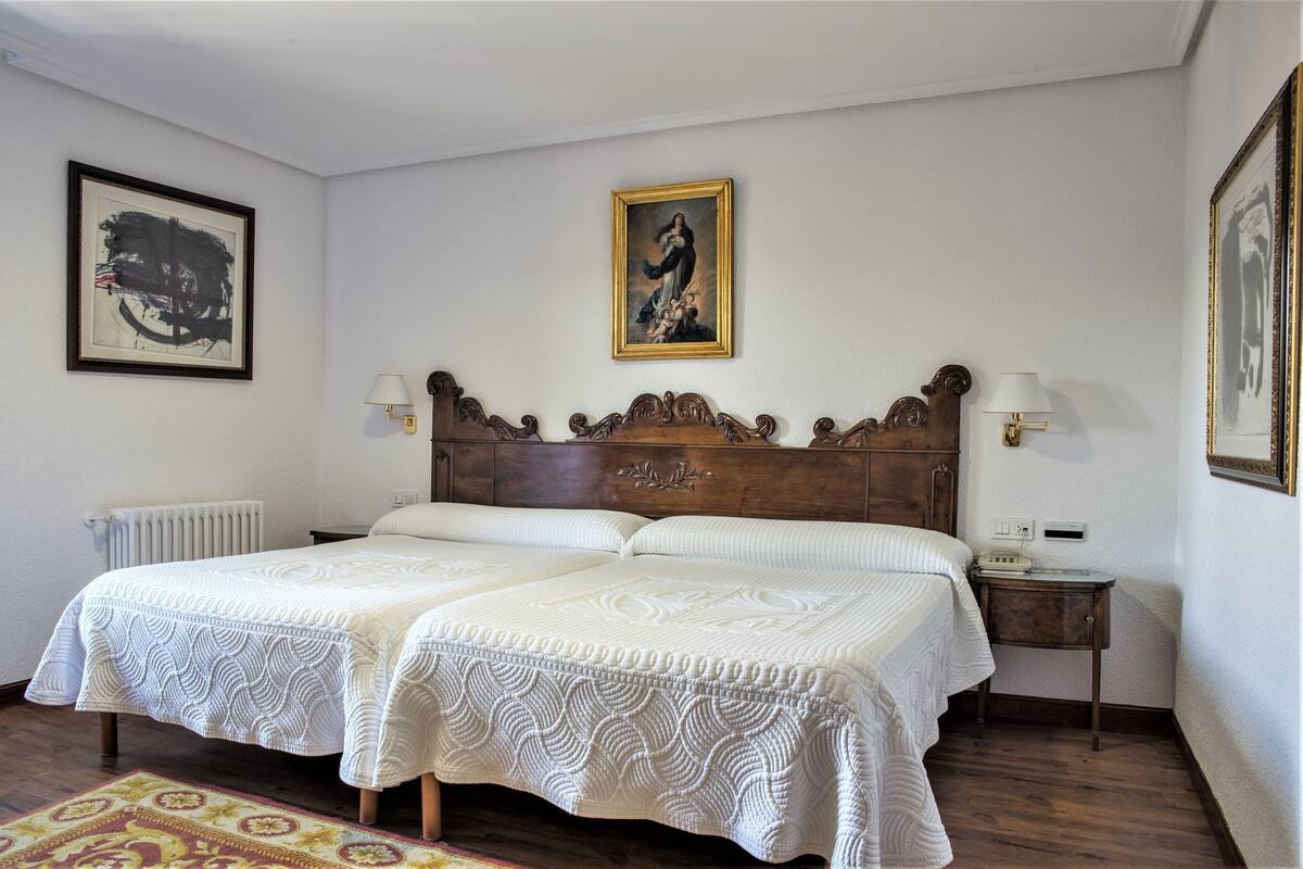 Suite junior | Escritorio, wifi gratis, decoración individual y mobiliario individual