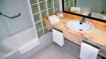 Combinació de dutxa i banyera i articles de tocador gratuïts