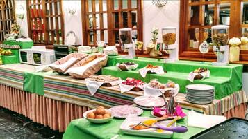 Se ofrece un desayuno bufé todos los días (por un coste adicional)