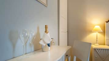 Quarto triplo básico | Serviço de quarto: opções para refeição