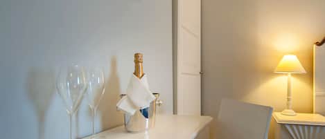 Eenvoudige driepersoonskamer | Roomservice - dineren