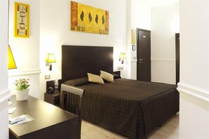 عناصر مجانية داخل الميني بار وخزنة داخل الغرفة ومكتب