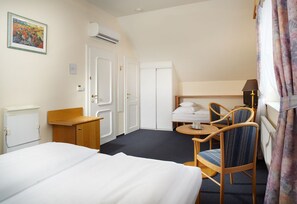 Comfort Quadruple Room, 1 Bedroom, City View | Blackout drapes, soundproofing, free WiFi - Pension Kern (Prague)