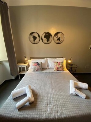 Romantic Double Room, 1 Queen Bed, Private Bathroom | Desk, free WiFi - Guest House Rome (Rome)