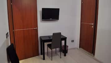 Escritorio, tabla de planchar con plancha, camas extra y wifi gratis