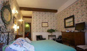 Decoración individual, wifi gratis, ropa de cama