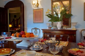Free buffet breakfast  - Guest House Arco dei Tolomei (Rome)