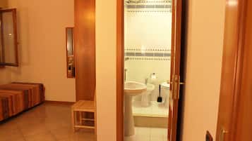 Habitación doble | Baño | Regadera, regadera tipo lluvia, amenidades de baño gratuitas