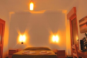 Minibar, desk, free WiFi, bed sheets - Nuova Fiera Aparthouse (Rome)