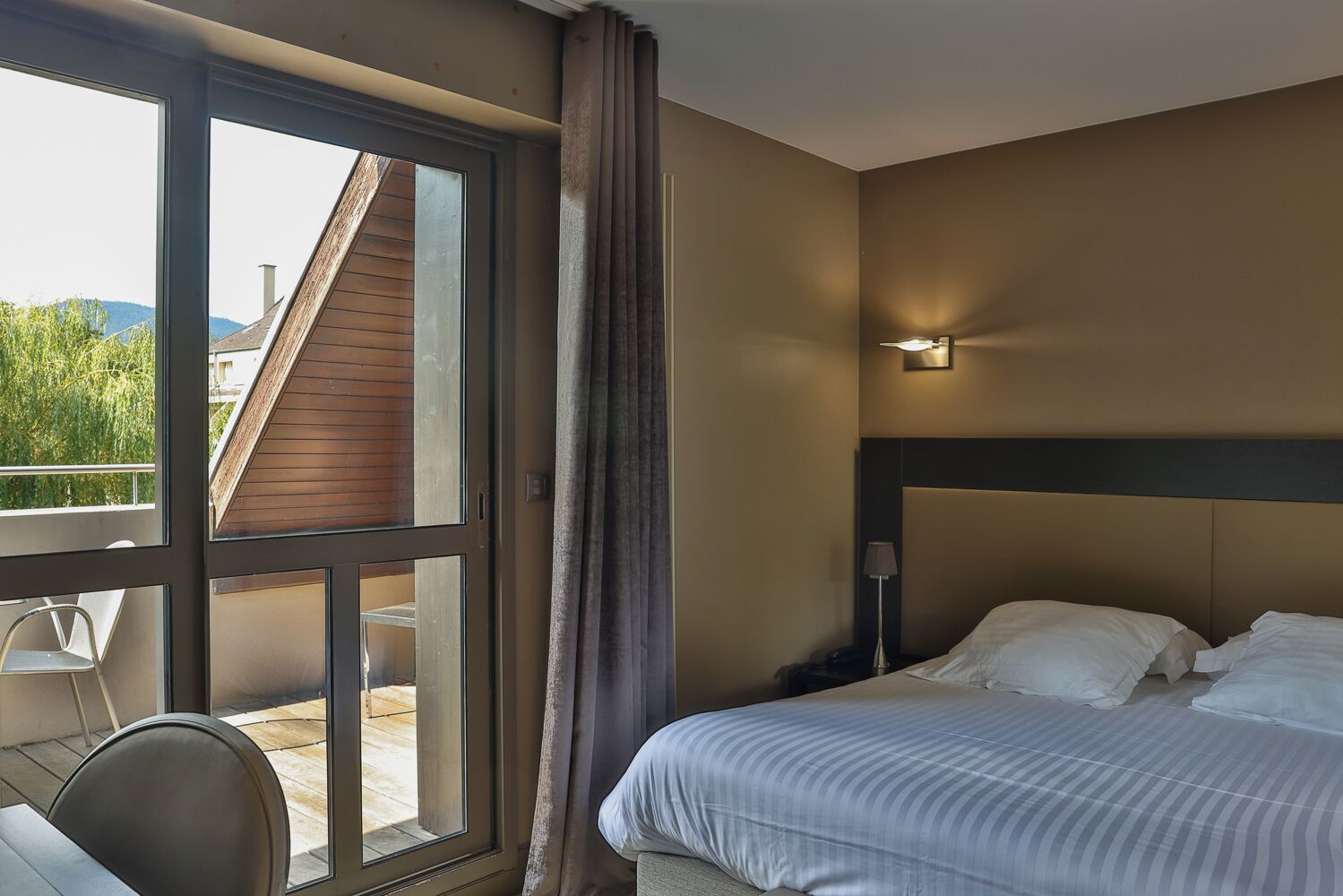 غرفة مزدوجة مريحة | خزنة داخل الغرفة ومكتب وتجهيزات عازلة للصوت وأسرّة أطفال/رضّع (مجانًا)