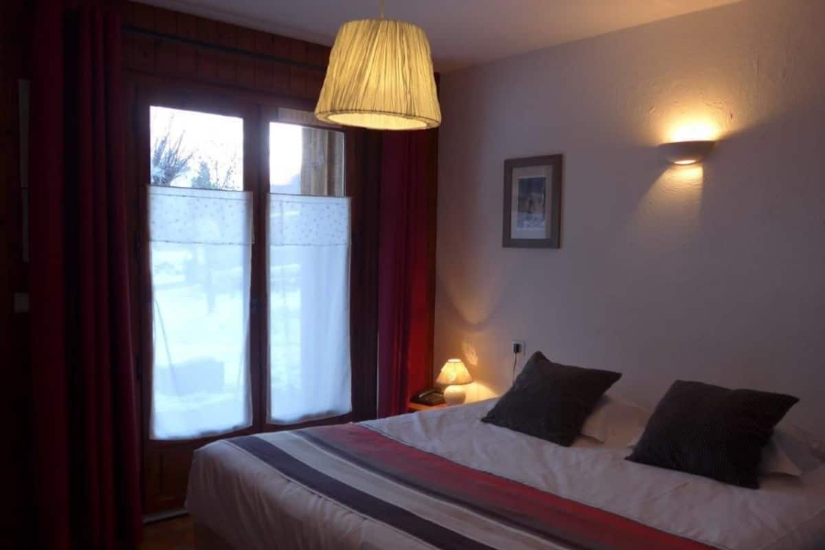 Habitación clásica con 1 cama matrimonial o 2 individuales, 1 cama King size | Insonorización, wifi gratis y decoración personalizada
