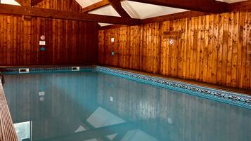 Piscine couverte, accès possible de 09 h 00 à 20 h 00, chaises longues