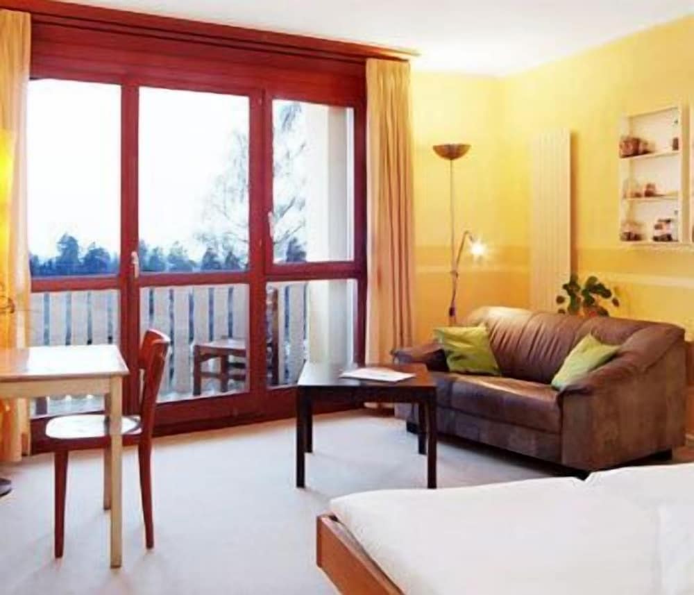 L'AUBIER Eco-Hôtel Montezillon by null