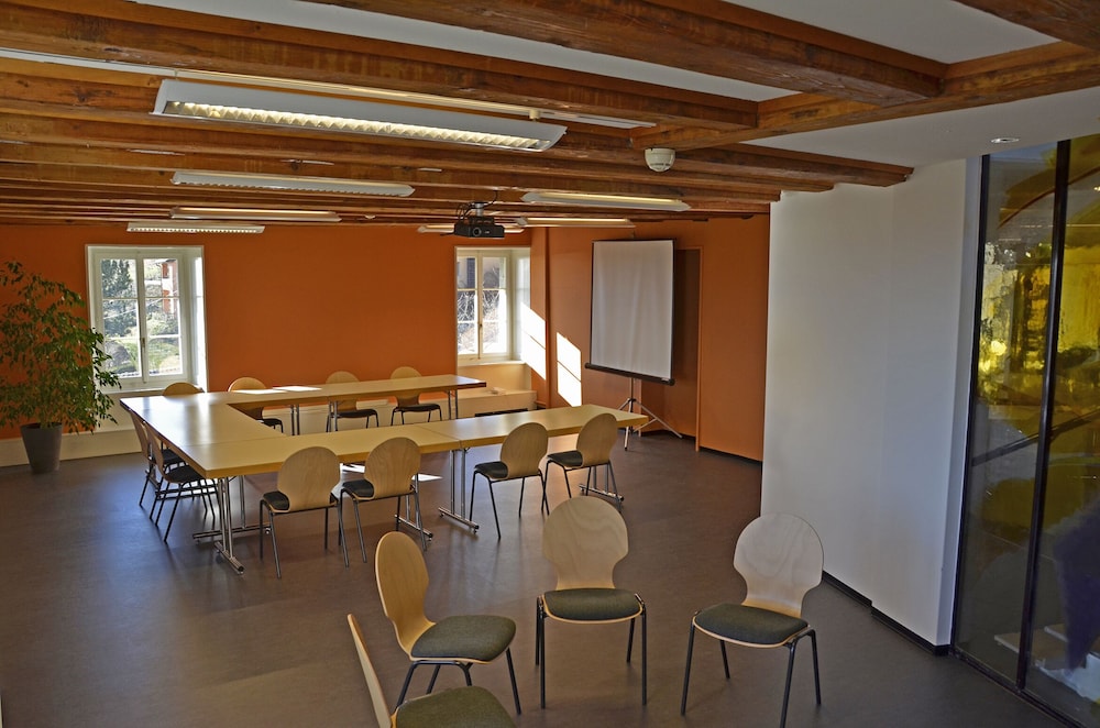 L'AUBIER Eco-Hôtel Montezillon by null