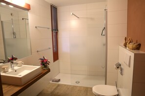 Hair dryer, towels - EcoHotel L'Aubier (Rochefort)