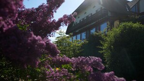 A building with a traditional architectural style, featuring a prominent balcony and large windows. - EcoHotel L'Aubier (Rochefort)