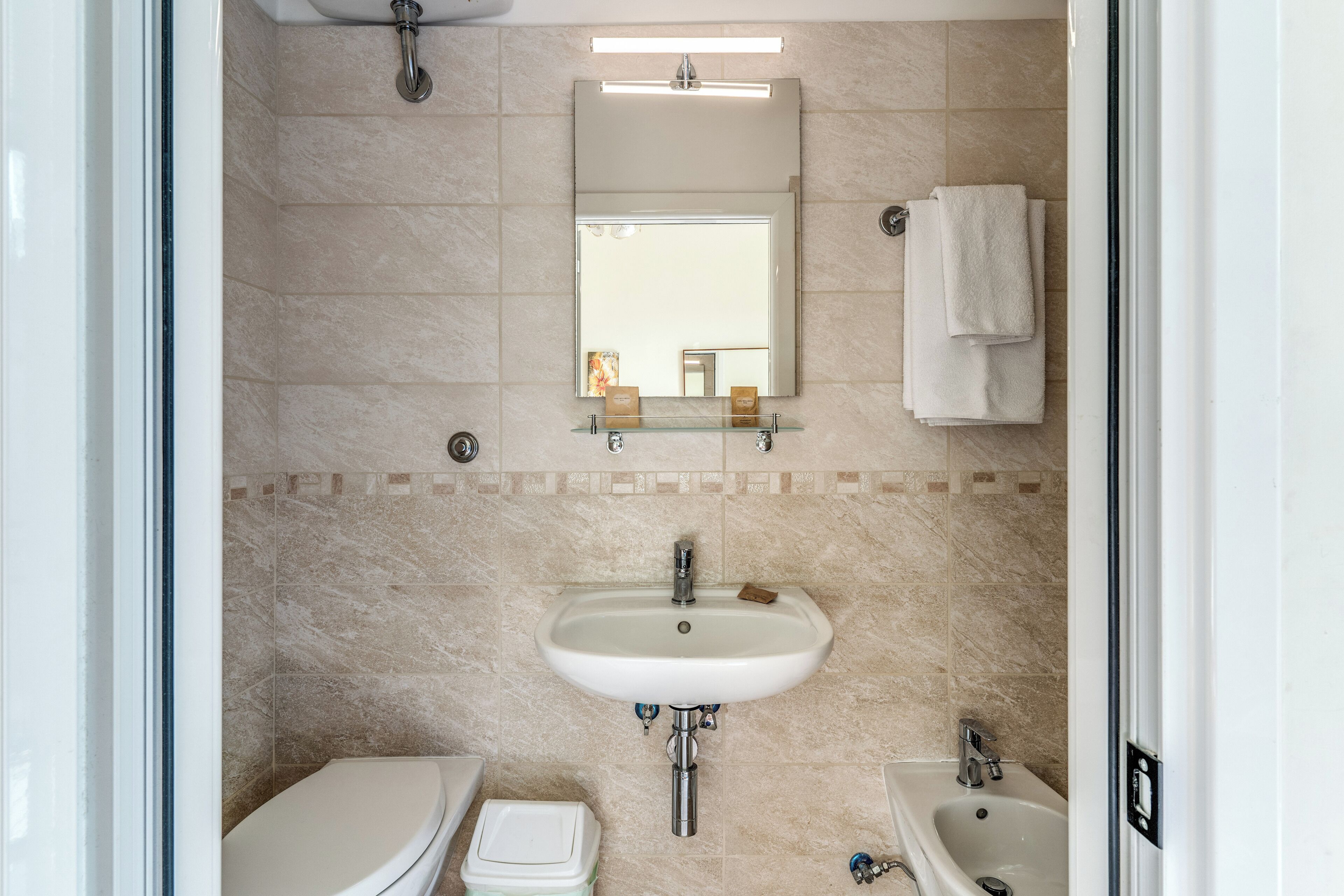 single room | bathroom | shower, hair dryer, bidet, towels