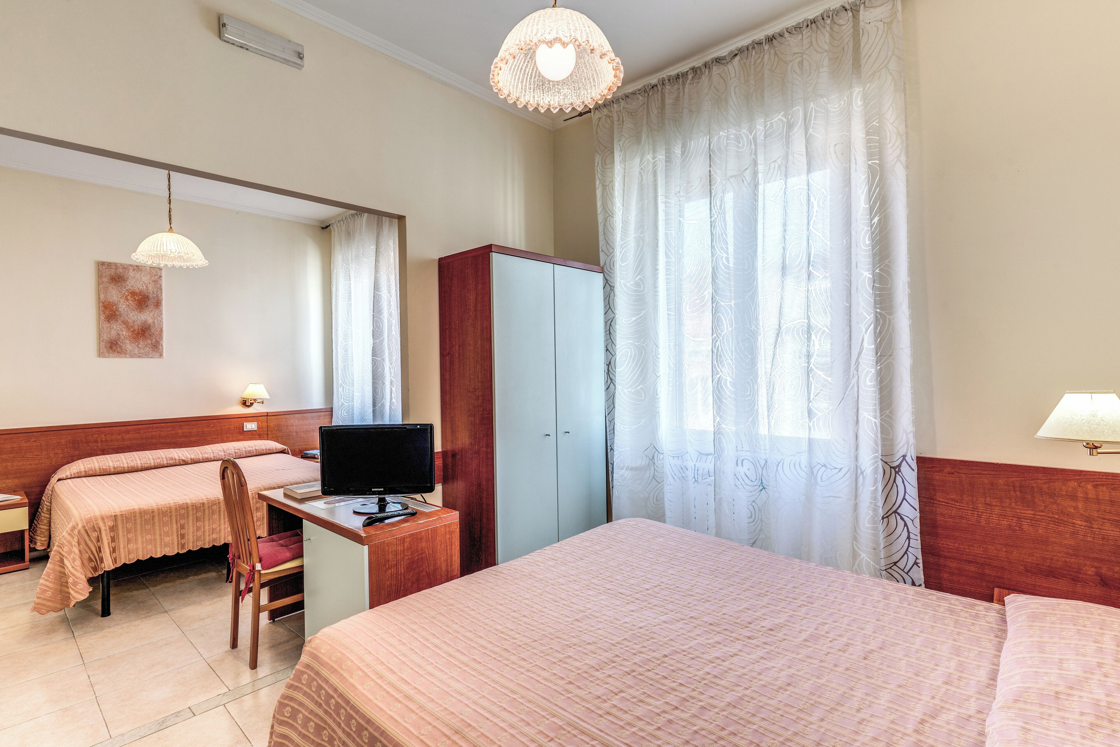 quadruple room | desk, free cots/infant beds, free wifi