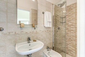 Single Room | Bathroom | Shower, hair dryer, bidet, towels - Hotel Katty (Rome)