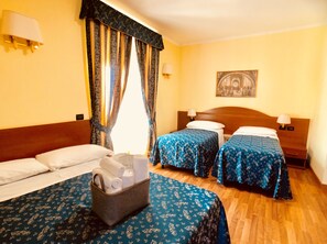 Pillowtop beds, minibar, in-room safe, desk - Saint Peter Inn (Rome)