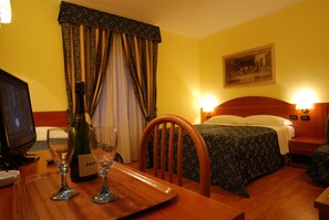 Chambre Quadruple | Surmatelas, minibar, coffres-forts dans les chambres, bureau