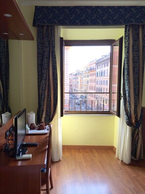 Quadruple Room | Pillowtop beds, minibar, in-room safe, desk - Saint Peter Inn (Rome)