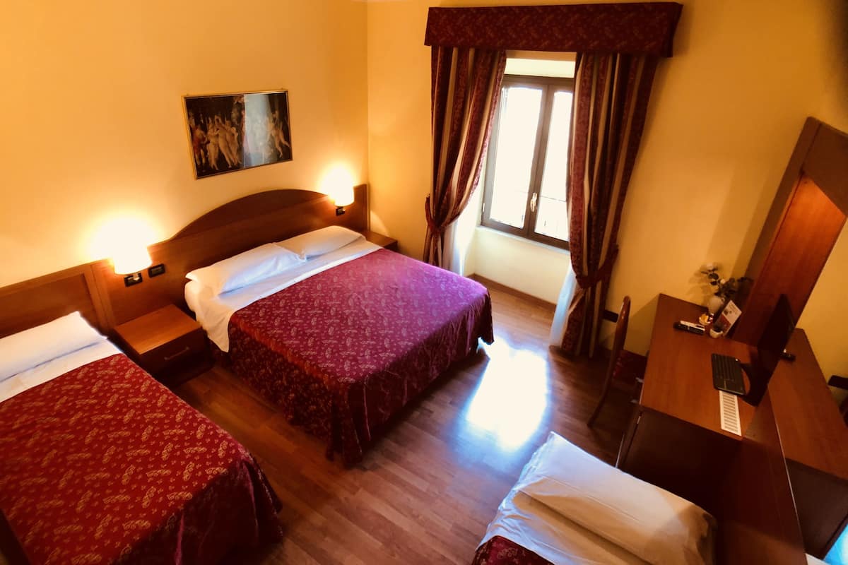 Lit avec matelas à plateau-coussin, minibar, coffre-fort, bureau