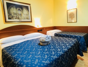 Driepersoonskamer | Pillowtop-bedden, een minibar, een kluis op de kamer, een bureau