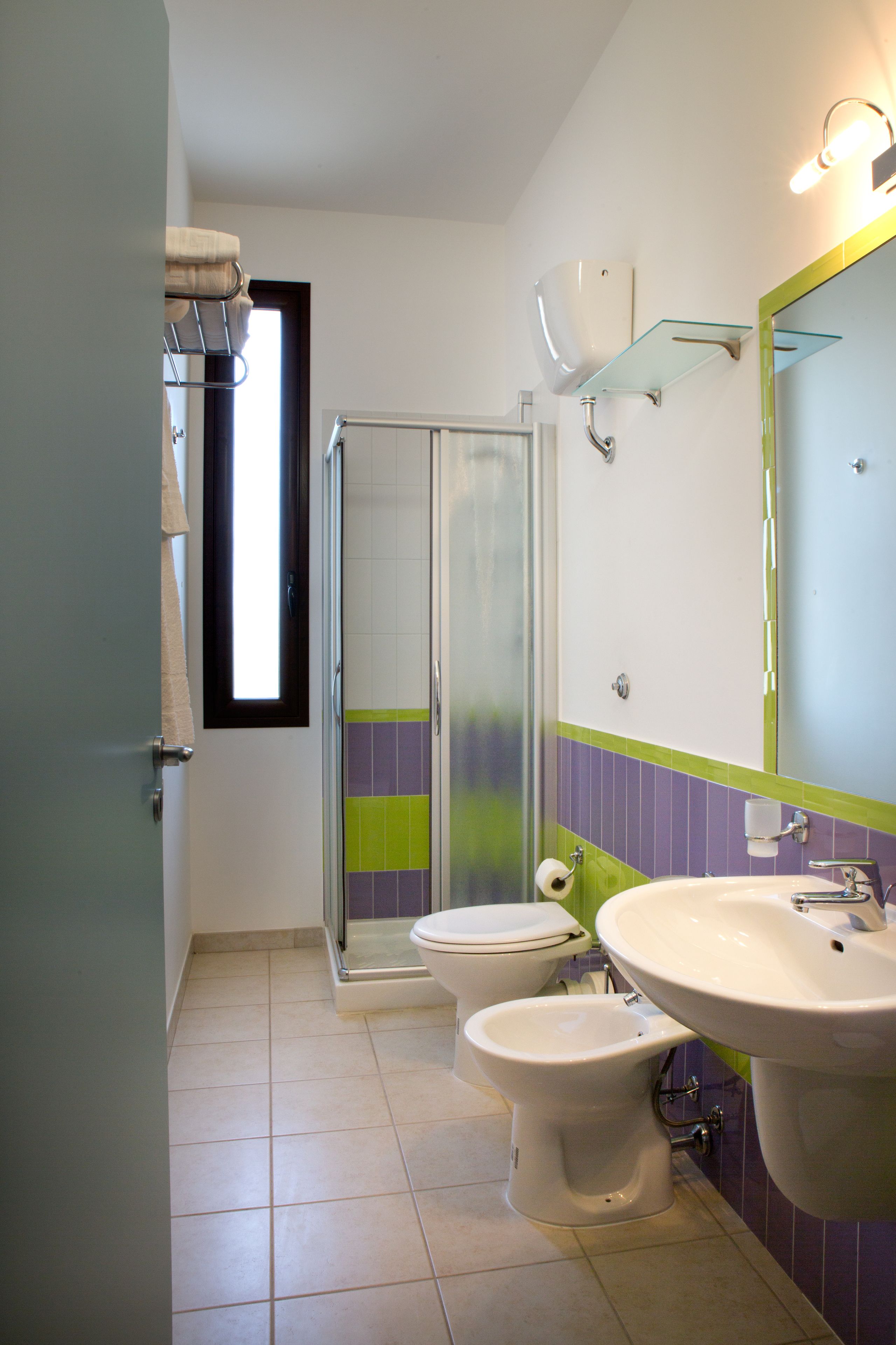Un baño con ducha, inodoro, bidé y lavabo.