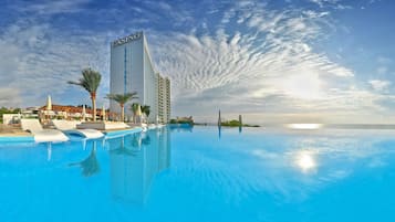 Indendørs pool, sæsonbestemt udendørs pool, parasoller, liggestole