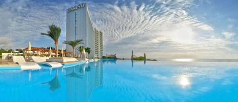 Indendørs pool, sæsonbestemt udendørs pool, parasoller, liggestole