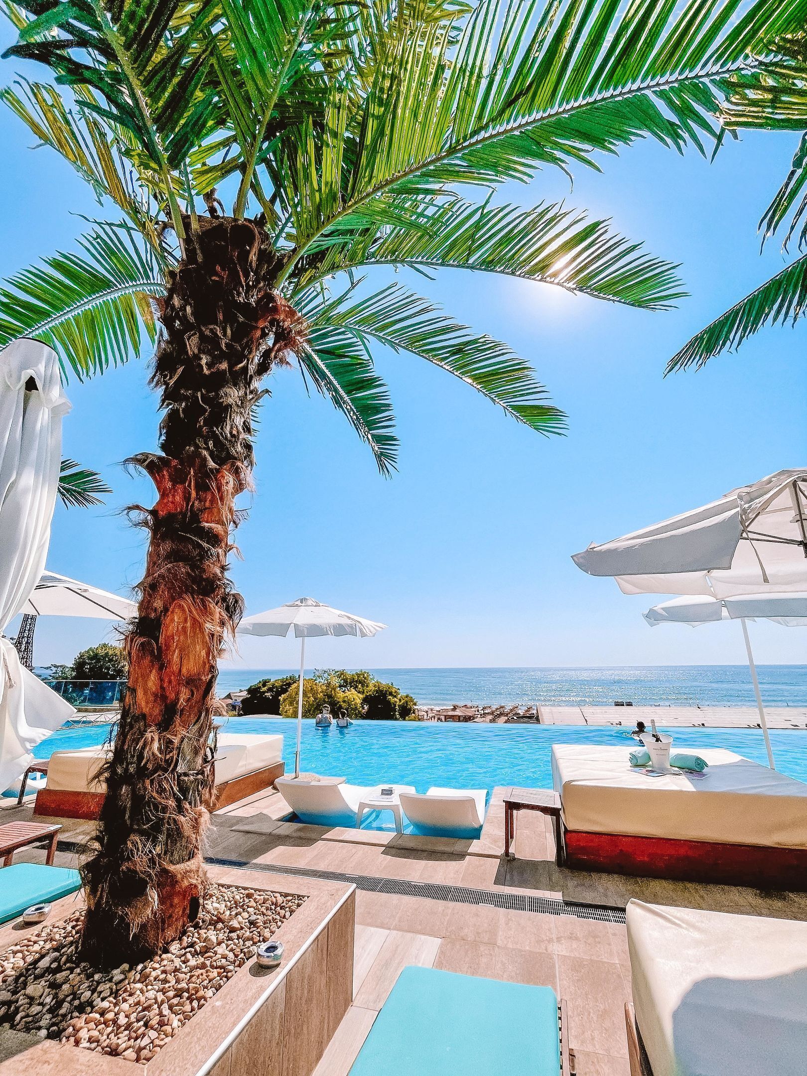 Indendørs pool, sæsonbestemt udendørs pool, parasoller, liggestole