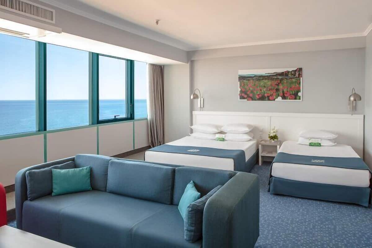 Deluxe Double or Twin Room with Sea View - Wellness package | Ropa de cama de alta calidad, minibar, caja fuerte y escritorio