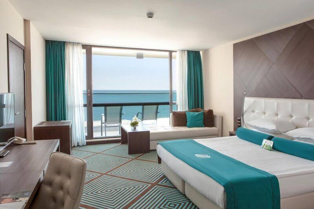 Superior Room with Sea View and Balcony - Wellness package | Ropa de cama de alta calidad, minibar, caja fuerte y escritorio