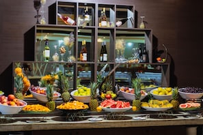 3 restaurantes: opção de café da manhã, almoço e jantar